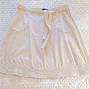 Tocca size 6 White skirt with great details.